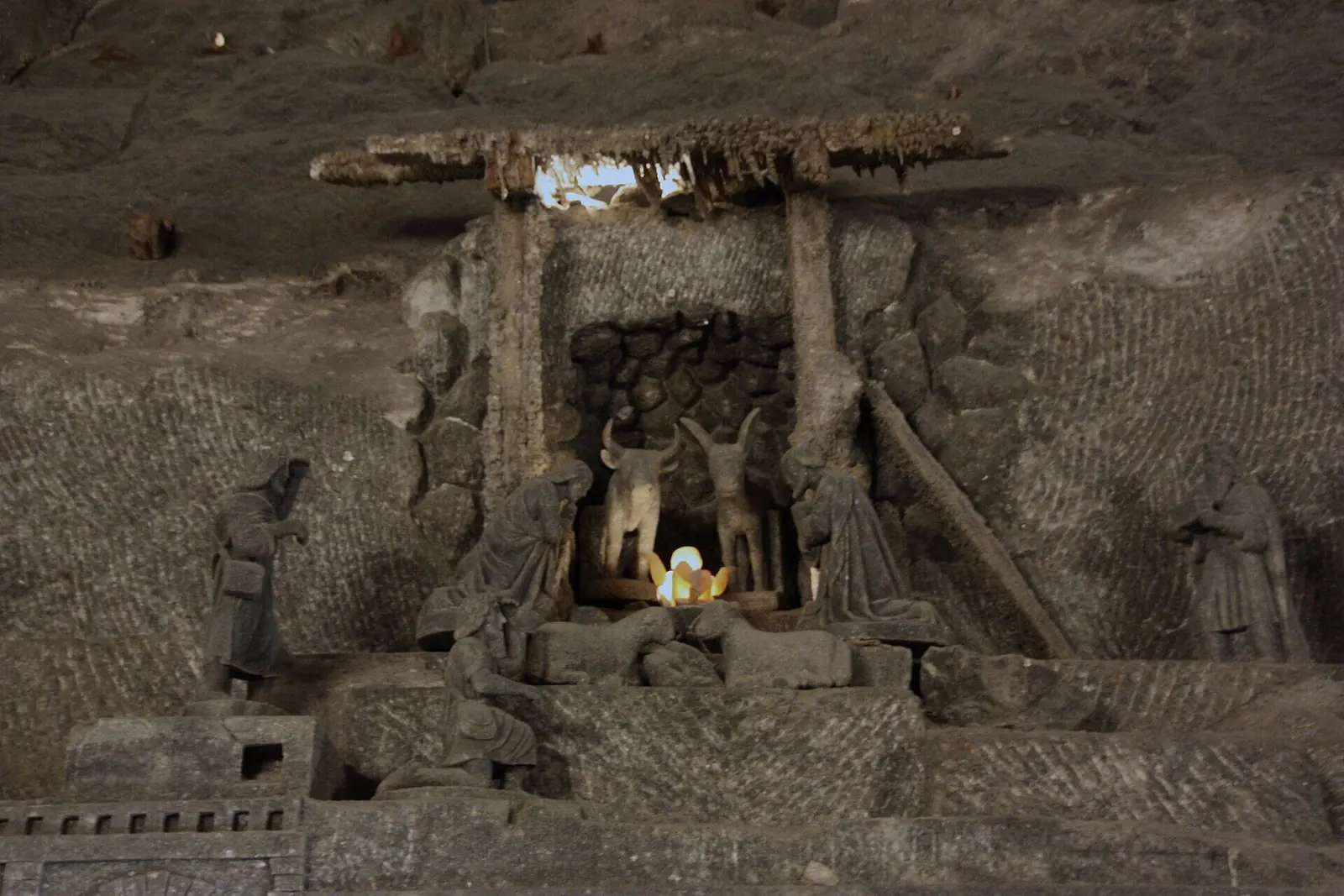 Rzeźbiona w soli scena Narodzenia Pańskiego w Kaplicy świętej Kingi w Wieliczce